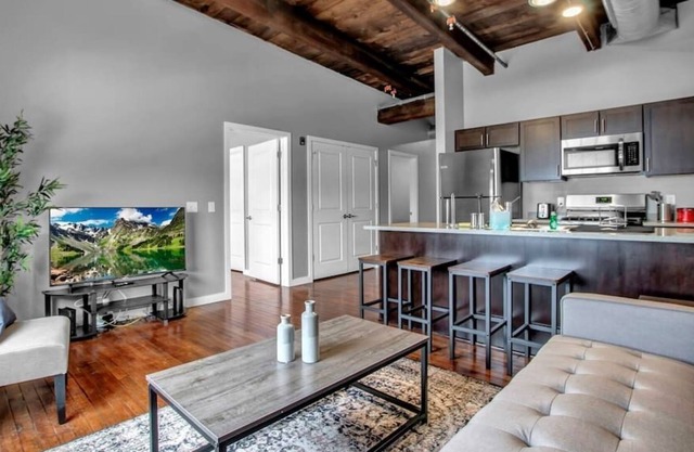 Dorian 402 · Luxury 2 bedroom Loft Apartment w/ free parking