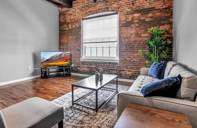 Dorian 404 · Luxury 2 bedroom Loft Apartment w/ free parking