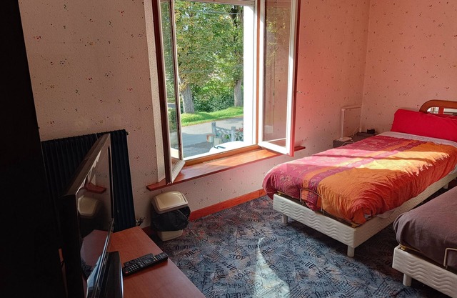 Double bed & single bed Tv Netflix & Amazon Video