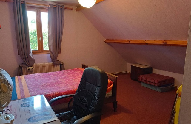 Double bed & single bed Tv Netflix & Amazon Video