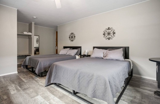 Double Queen Motel Suite w/Mountain Views