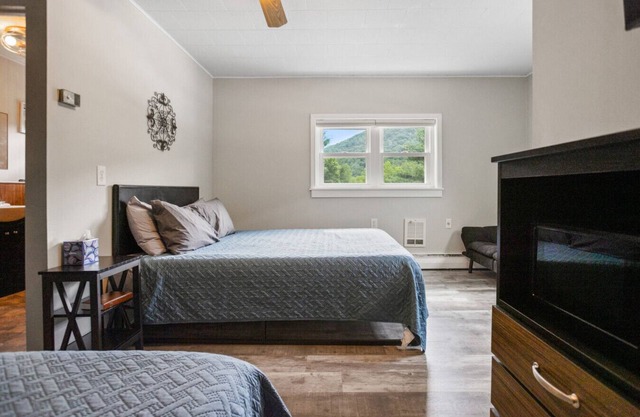 Double Queen Suite w/Futon | 2mi to Grand Canyon