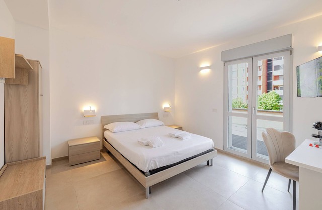 Double room with bathroom and private terrace 20 min from Milan(Room 4)
