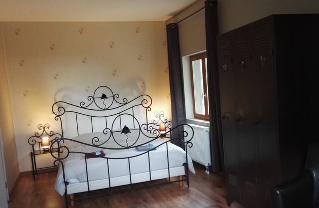 Double room with a queen size bed.