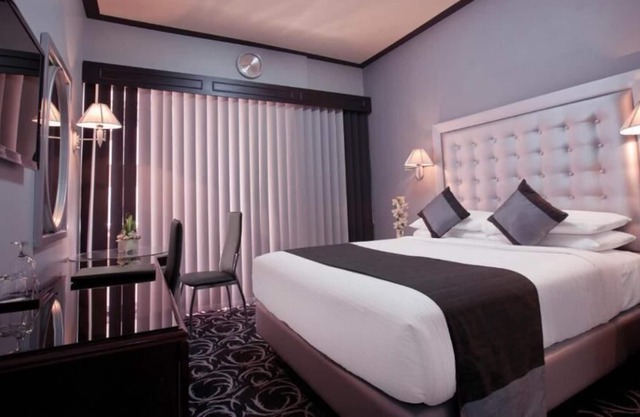 Double Room Near West Zone Super Market By Luxury Bookings