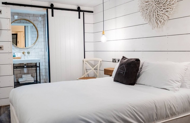 Double room with ensuite bathroom