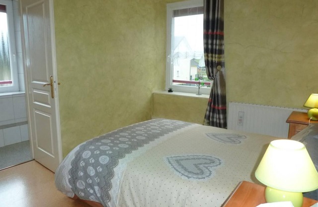 Double room with lounge and garden in Villafans, Wifi, Guest table