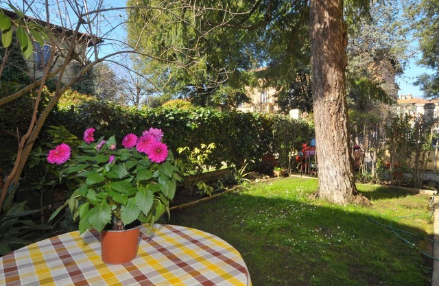 Double room with private parking within walking distance of downtown!