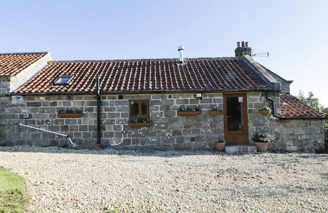 DOVECOTE COTTAGE, romantic, character holiday cottage in Cloughton