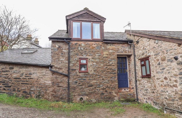 DOVETAIL COTTAGE, with a garden in Llangollen