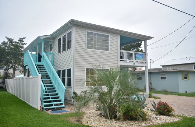 Downstairs Unit - 2 Blocks to the Beach - Pool and Hot Tub!