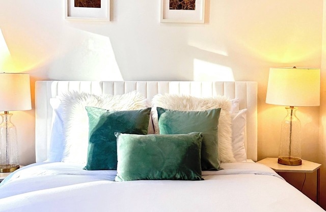 Downtown 1BR Apt, Queen+Sofa bed, Walk to Convention Center