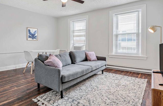 Downtown 1BR with Work Space