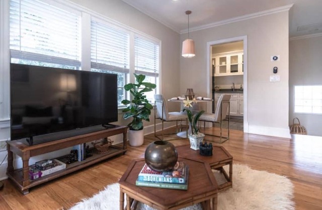 Downtown 2 bedroom 2 bath cottage