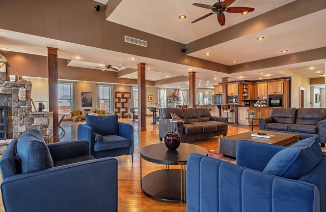 Downtown 2 Story Loft w/6bdrms-walk to everything!