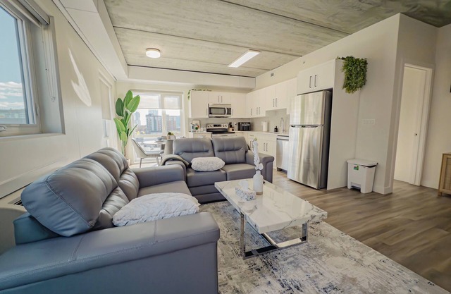 Downtown 2BR Rogers w/parking/Gym/Patio/Ac