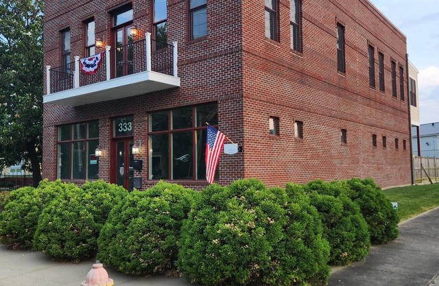 DOWNTOWN 2ND FLOOR LUXURIOUS CONDO 3 BLOCKS OFF BROADWAY IN A QUIET NEIGHBORHOOD