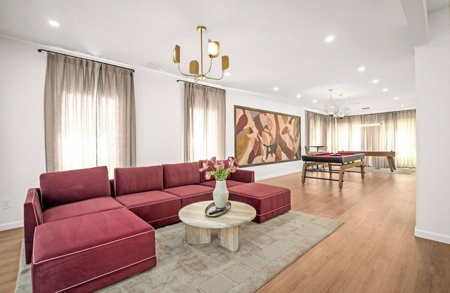 Downtown 7 min, 27 sleeps, Accessible, Gated 2 homes 4 parkings