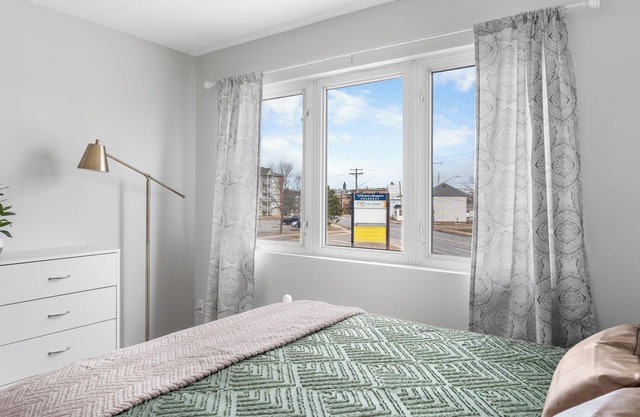 Downtown Apt w/Free parking and AC