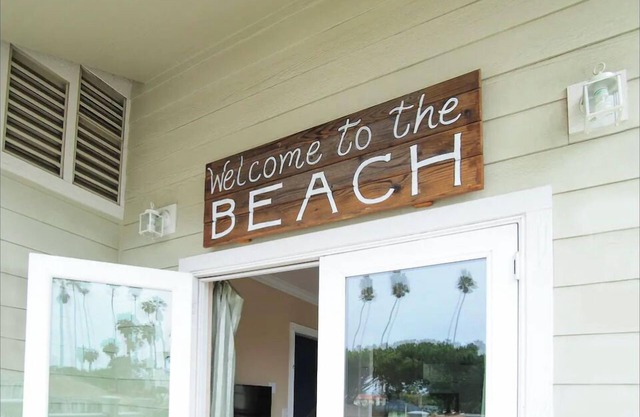 Downtown Charmer! King bed + Queen sleeper sofa. Close to Downtown and Beach