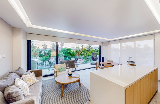 Downtown condo with great views, shared pool, hot tub, & grill