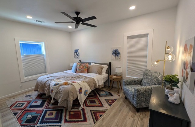 Downtown Cottage with King bed