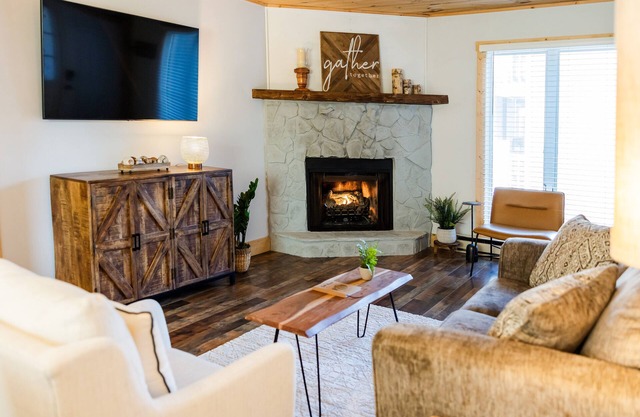 Downtown, Cozy, Well Stocked, Fireplace, App Ski