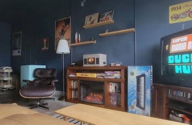 Downtown Designer Duplex close to Beach! Spa Tub, Sunroom, Game Room, EV & more!