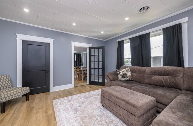 Downtown Dover Renovated Apt, 3 beds, WiFi, Private Parking