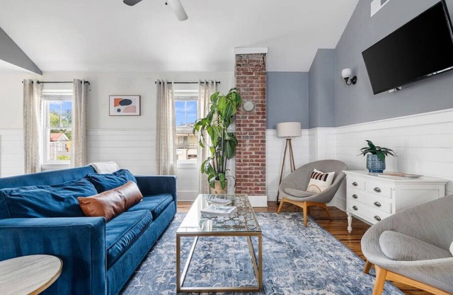 Downtown Duplex - Spring St - Sleeps 26