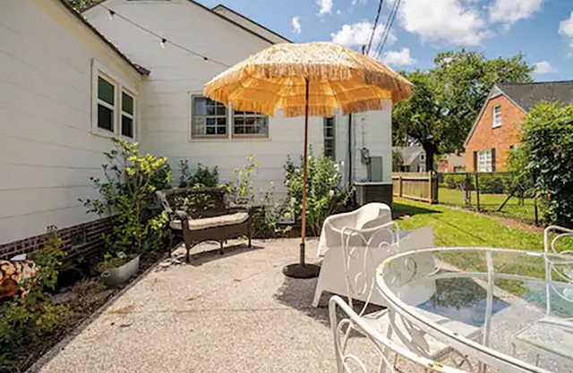 Downtown Escape! Artist's 1930's Cottage