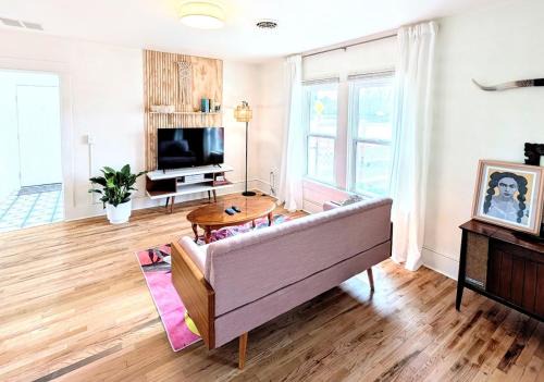 Downtown Hagerman Hot Springs Getaway