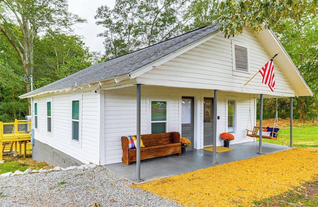 Downtown Heflin Cottage w/Deck & Fire Pit!