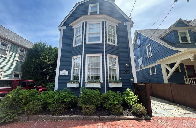 Downtown Home. Walk to Waterfront, Restaurants, Shops & Train. Beaches Nearby.