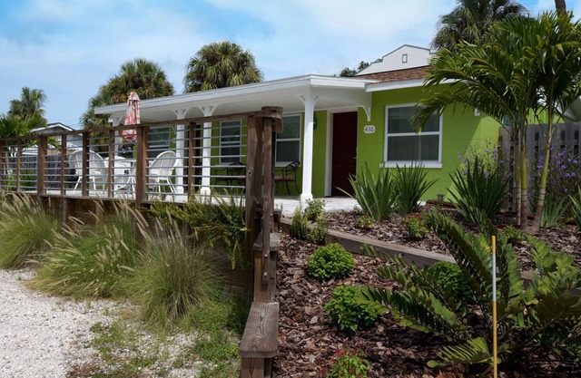 Downtown Keylime Cottage 2