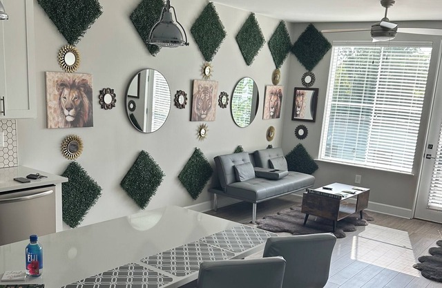 Downtown "Luxurious" Condo Hideaway in located 5 mins from River Street!