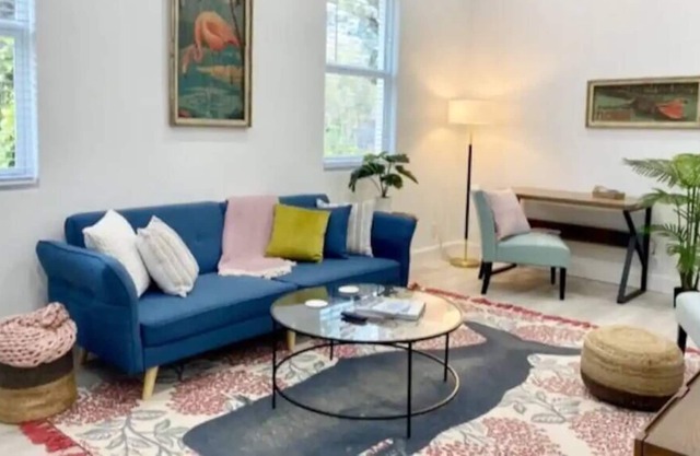 Downtown! Modern, fresh, pet welcome, workspace!