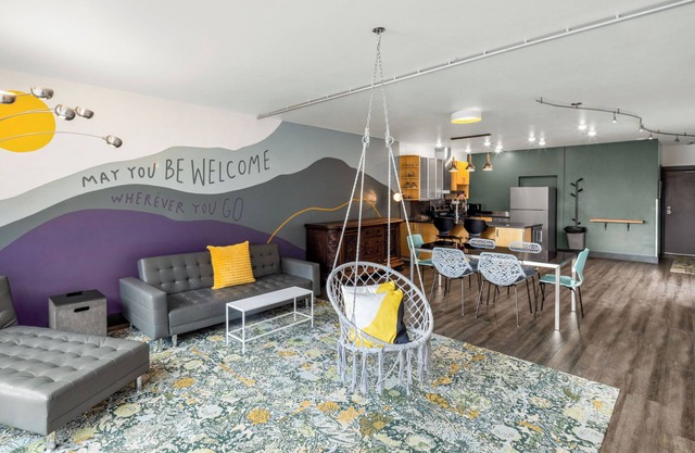Downtown Mountain-View Executive King Suite. Kitchen, Hot Tub & Free Breakfast!