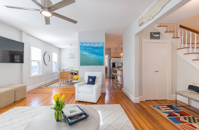 Downtown Newport-Beautiful Home w/2 Parking Spots