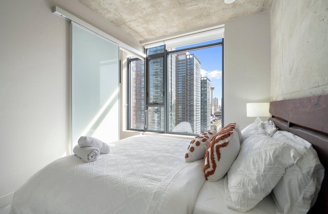 Downtown Paradise lodge, 2 beds, 2 baths, Sofa bed with Pool