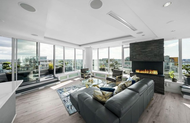 Downtown penthouse with hot tub, pool, spectacular view & 2-story terrace