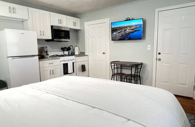 * * Downtown Portsmouth| Mins to Beach | Maine* *