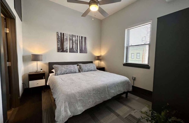 Downtown Rooftop Apt- Walkable, Private, Modern
