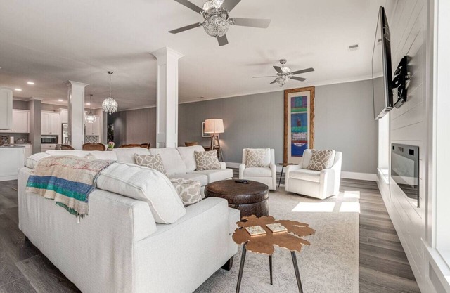 Downtown`s BEST LOFT ON THE SQUARE `THE FIDDLE`!