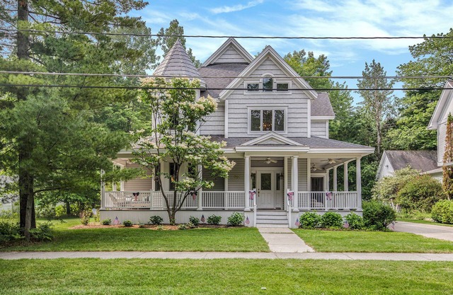Downtown! Shopping, restaurants and close to ski hills! Sleeps 8.