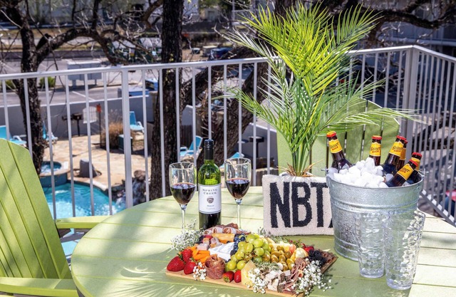 Downtown Stay | Heated Pool | Thanksgiving Special