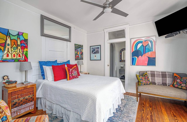 Downtown Studio Apt | Prime Location w/Balcony