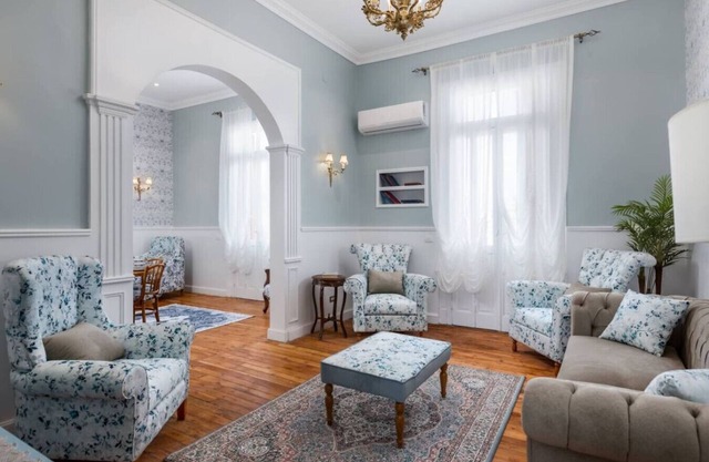 `Downtown Sunny Hideaway: Vintage, 7 Balconies`