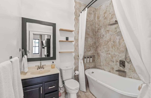 Downtown, USC, King, 3 TVs, Fast Wi-Fi, Pets