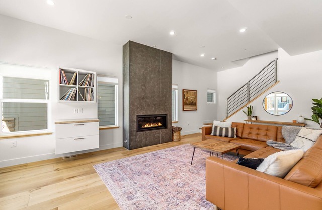 Downtown Views Deluxe 5/4+ Rooftop Hot Tub!